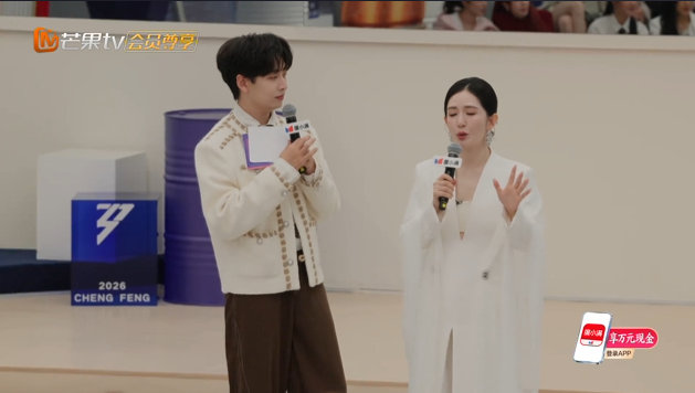 齐思钧站了四个半小时录到后半段，姐姐们都坐下了，小齐还在站着。不是不累，是根本