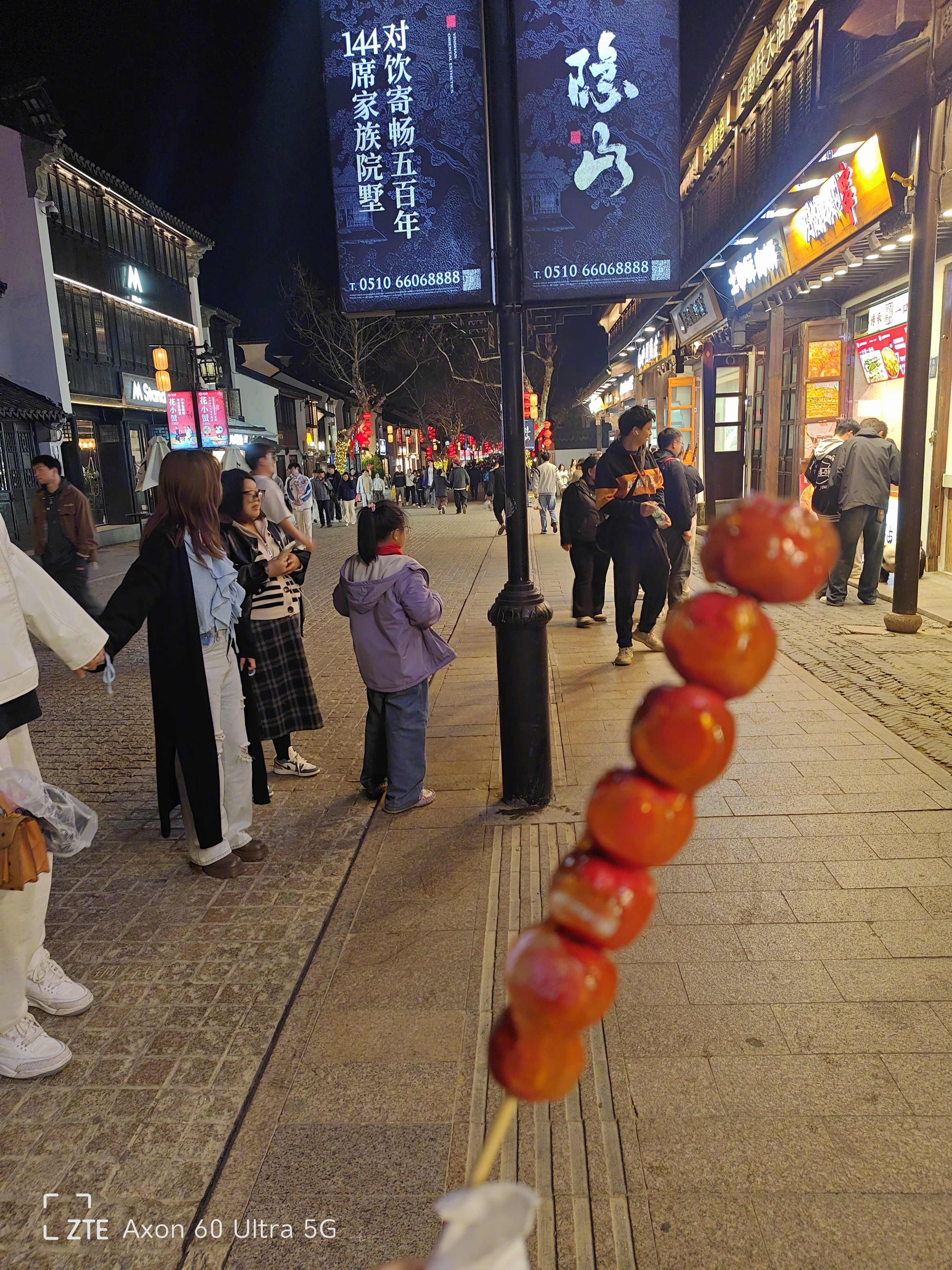 无锡的步行街，周五晚上10点多，好喜欢。住的酒店挺远的，但不来市中心步行街逛逛，