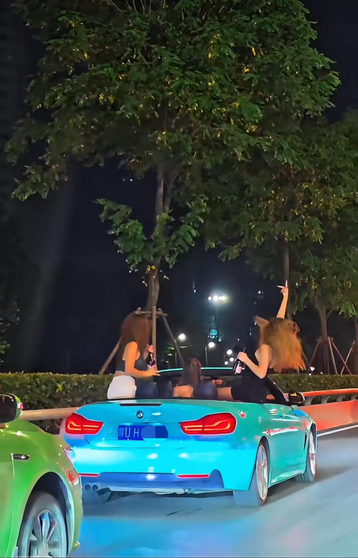 陕西西安，6月27日晚，有网友爆料，在路上看到几名外国女子驾驶着租赁的敞篷车在路