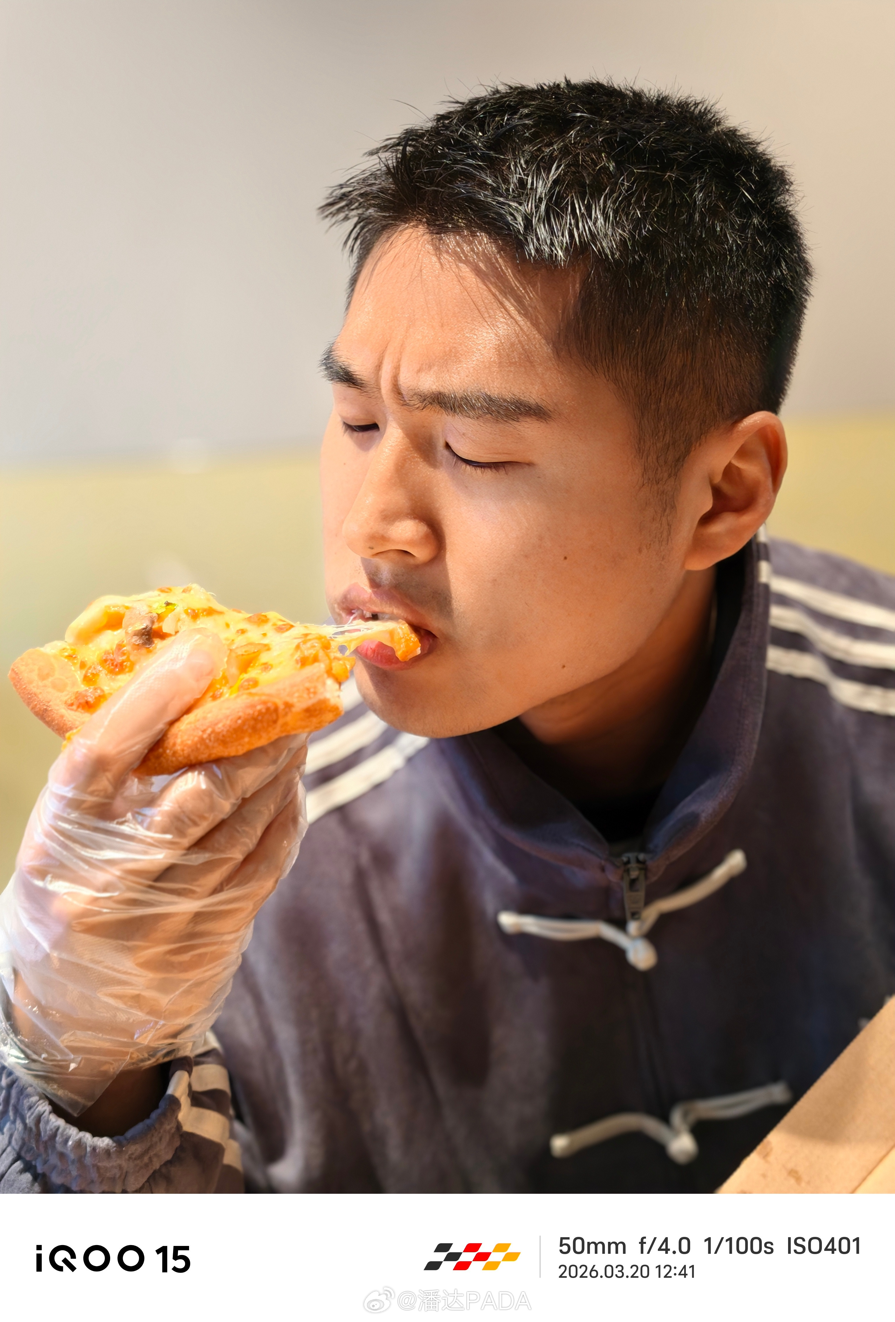 很久没吃披萨啦，享受美食时刻！iQOO15人像直出，saycheese