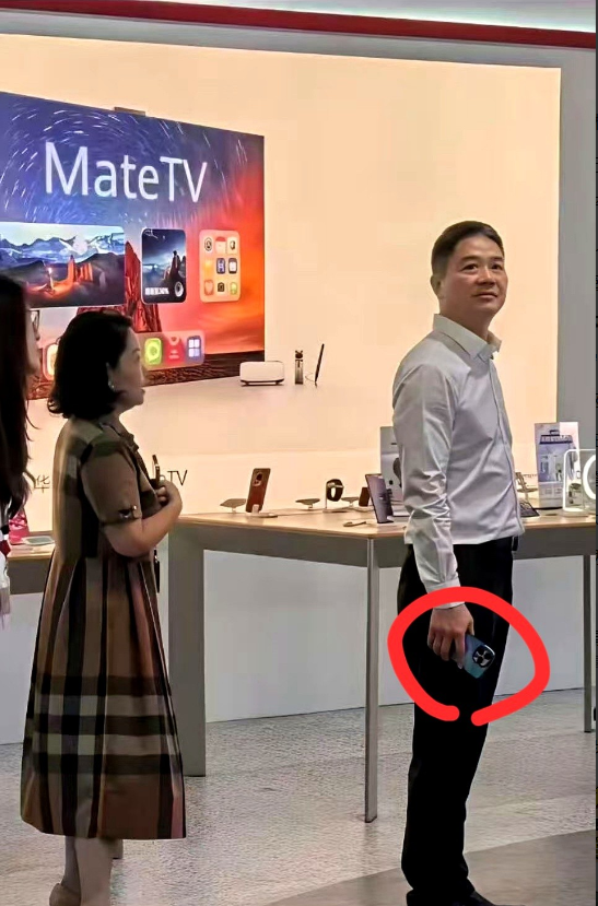刘强东为什么走到哪里都亲自拿着手机，不是因为手机里有商业机密，更不是因为不相信自