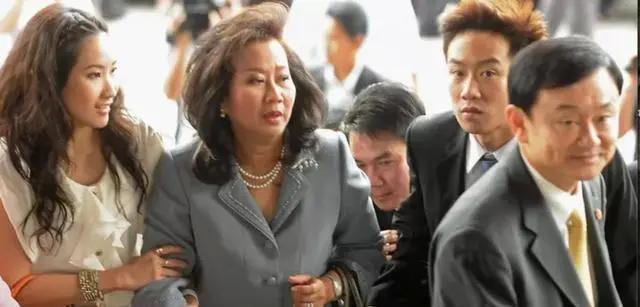 他信前妻不美丽，但她命美，看人家生的大女儿侧颜那叫做美，关键是这女儿能力还强，她