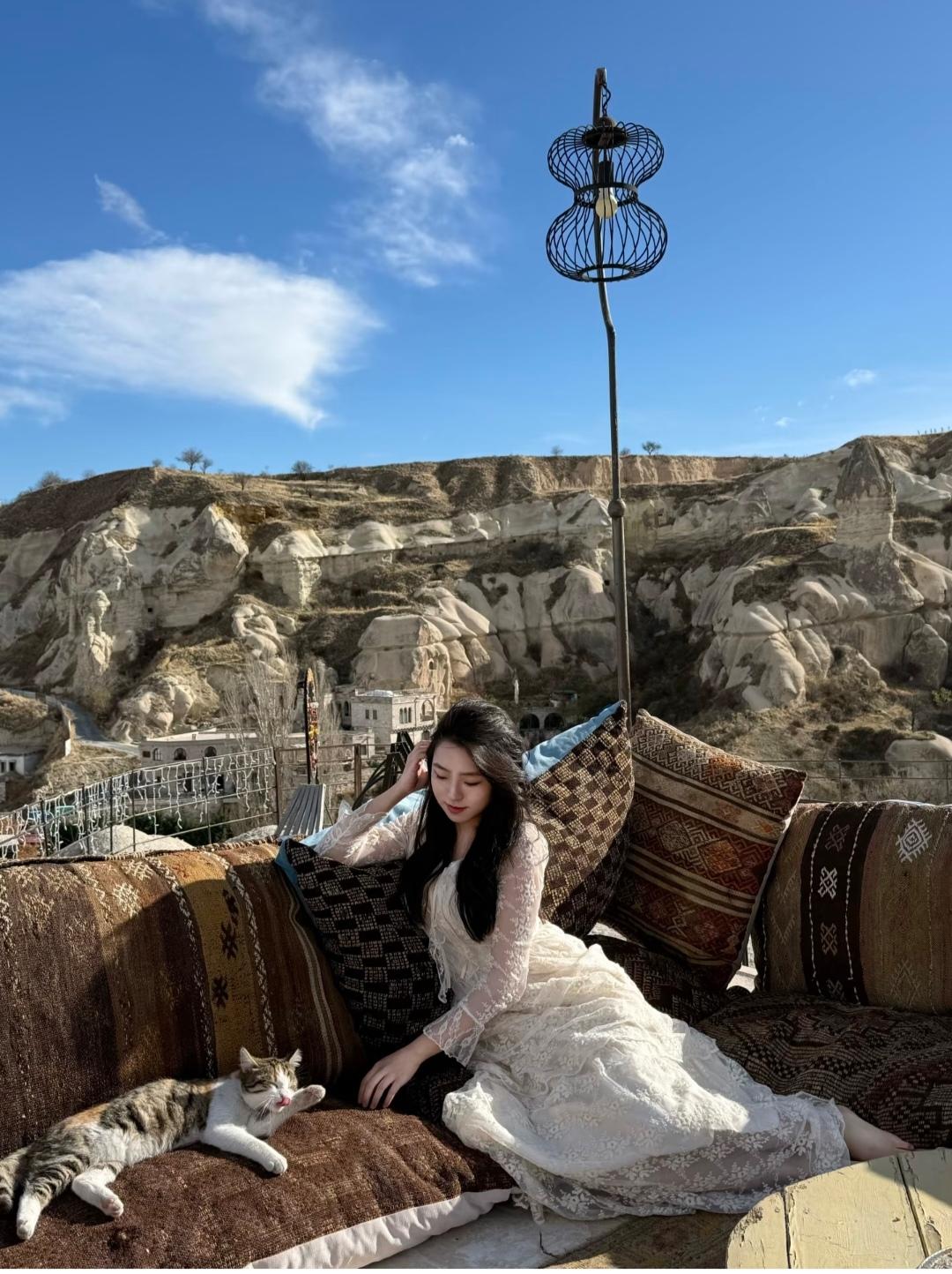 背景好看，沙发舒服，但这灯更别致。