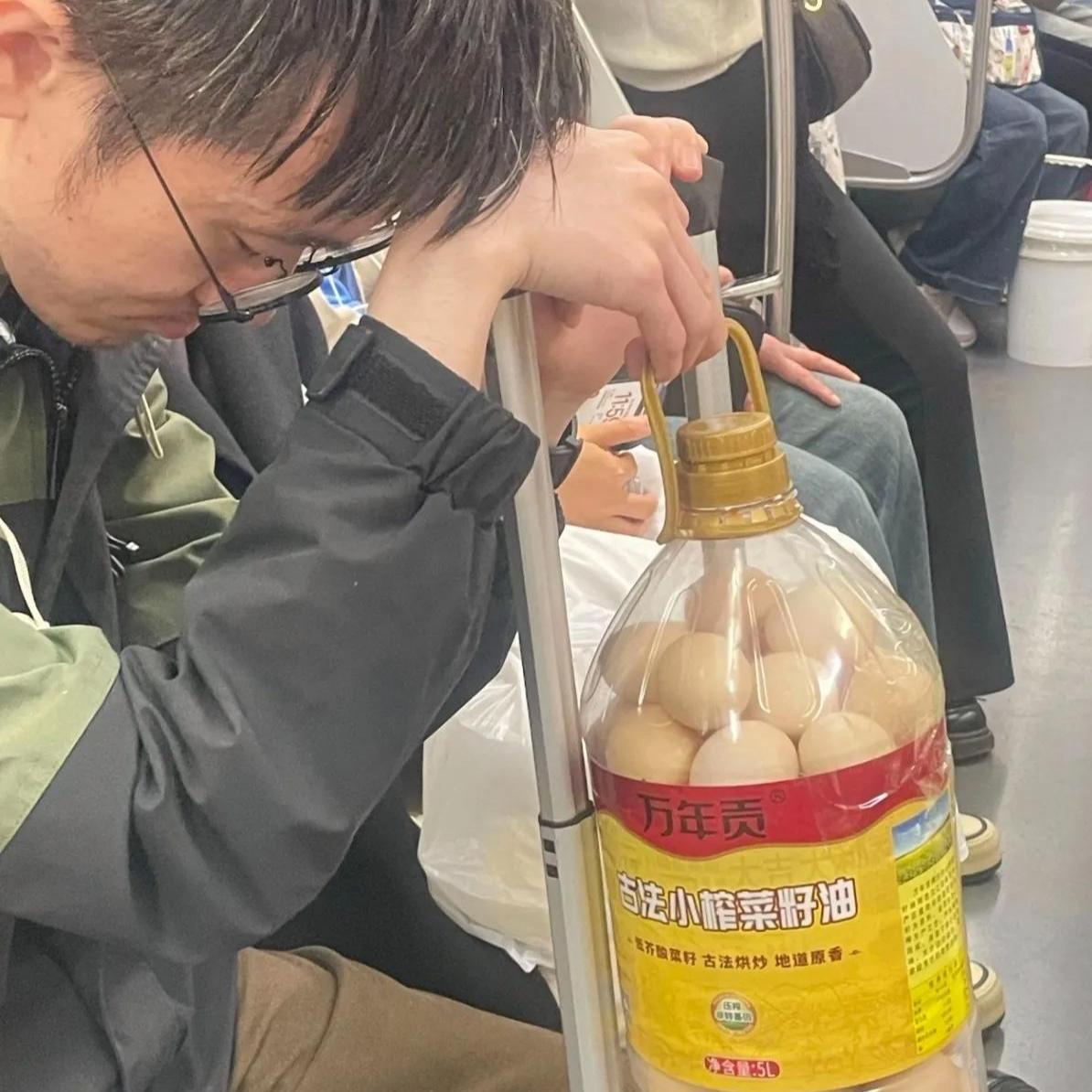 地铁偶遇硬核操作，油桶装满鸡蛋我看懵了坐地铁撞见一件怪事，身旁小伙子拎着普