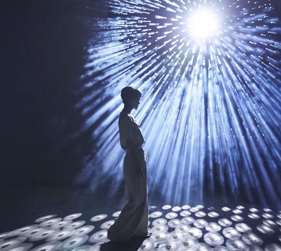 王菲春晚舞台再引热议!王菲春晚舞台再引热议！2025年一曲《世界赠予我的》唱