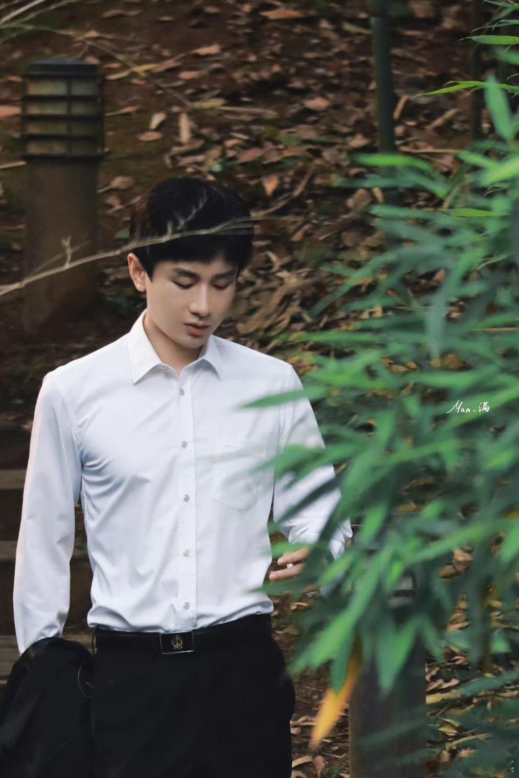 成毅长安二十四计cy成毅谢淮安当代人用科技包装冷漠，用网络用语稀释真心。维系人际