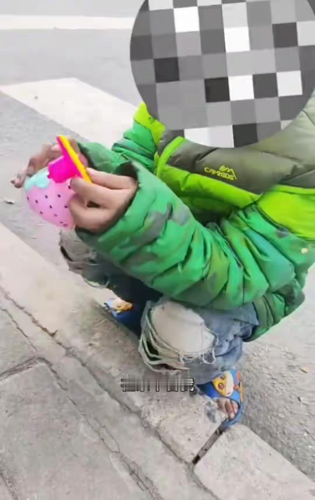 11月11日，网友反映西安一8岁左右女孩没有上学、大冬天穿着凉拖鞋在路边玩耍引发