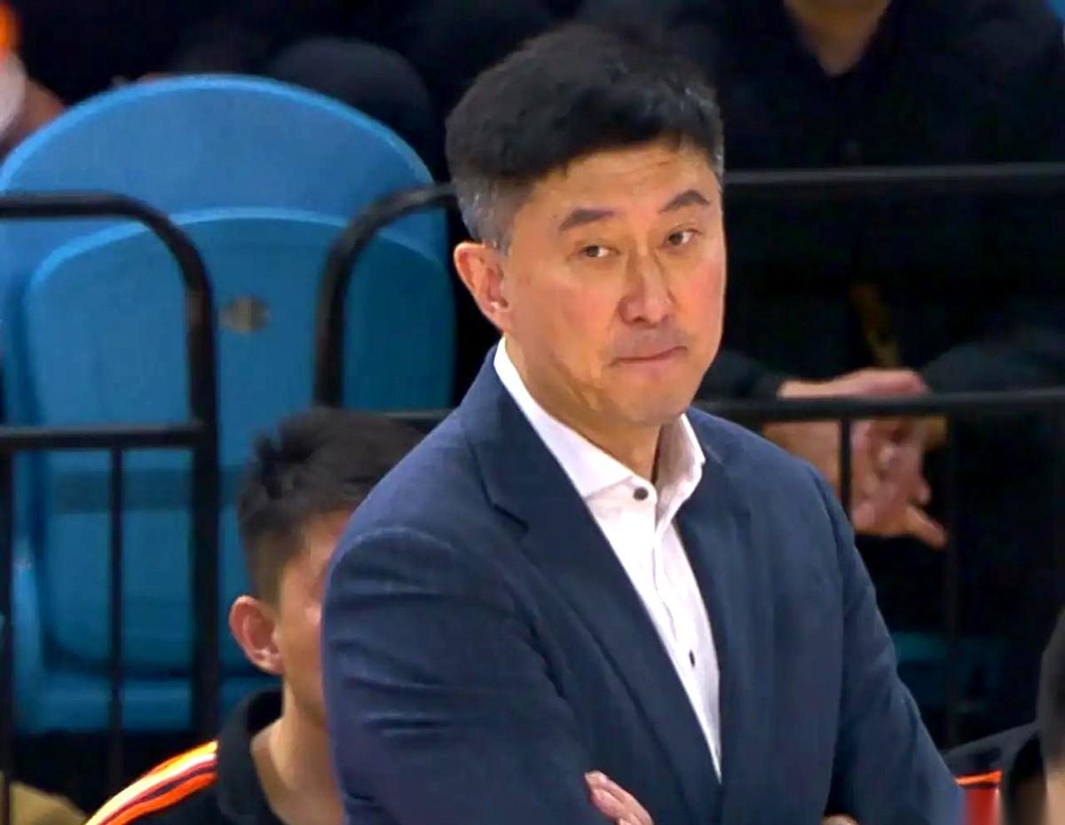 广东队更衣室里，现在摆着一道要命的题。桌上是四个外援的档案。两个是教练想要的“