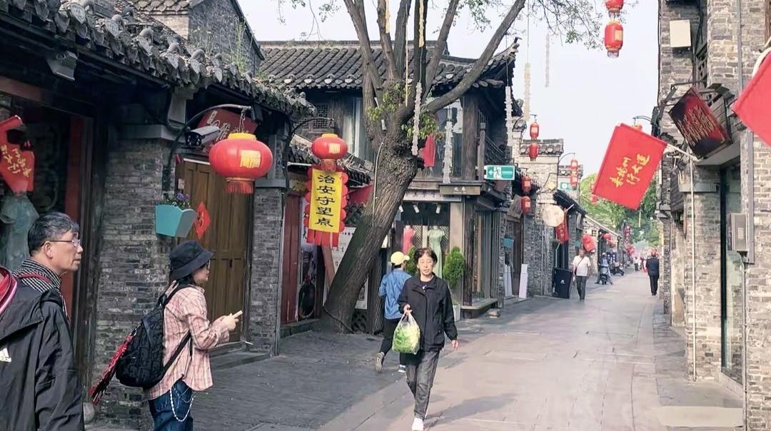 扬州东关街，就在江苏省扬州市，位置十分好找。它东接大运河畔，西连国庆路，全长大约