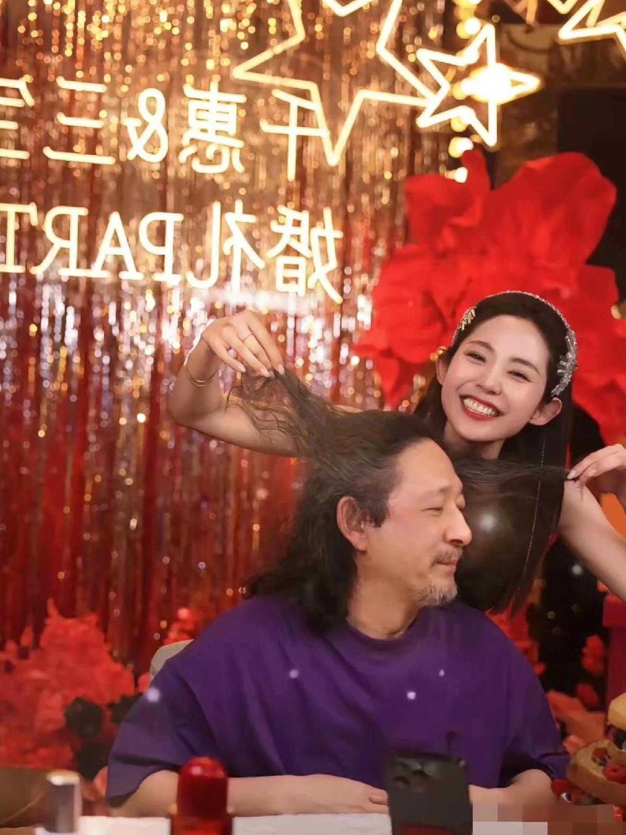 三宝最终还是为了钱低头了，他开始跟万千惠进直播间，他的到来万千惠很开心，直接嗨了