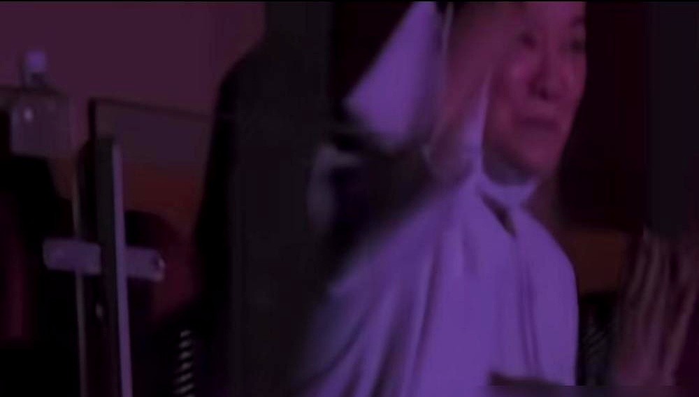 万人演唱会上，那英抓着麦克风，冲着台下脱口而出：“毛三儿！”全场瞬间炸了锅。被当众掀老底，换别人早黑