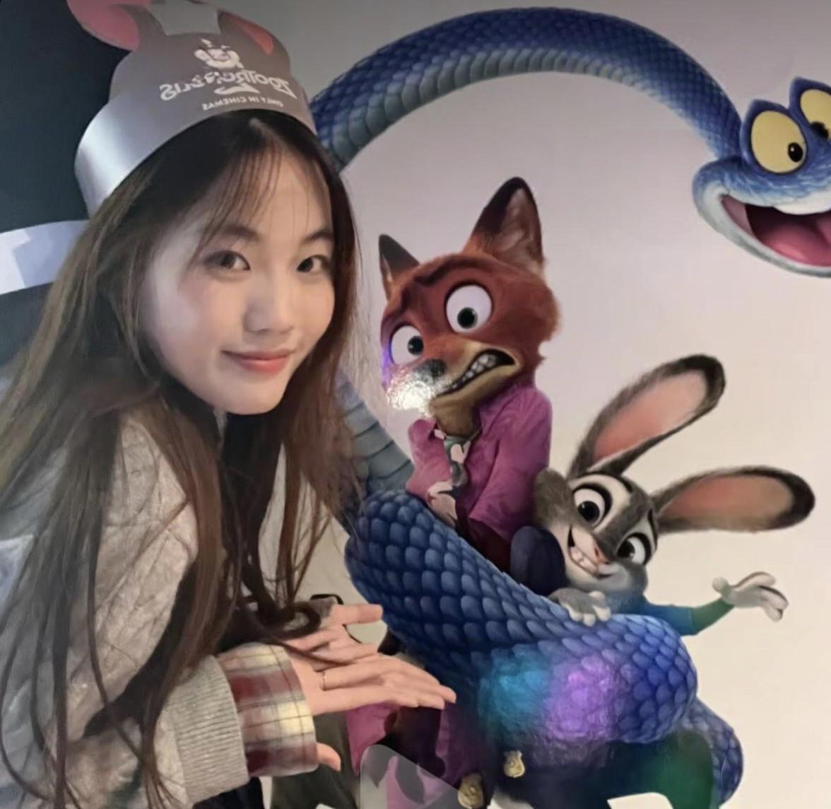 山东女孩和英国男友的异国恋，八小时时差，秀恩爱别出心裁，两个人一起对着同款玩偶拍