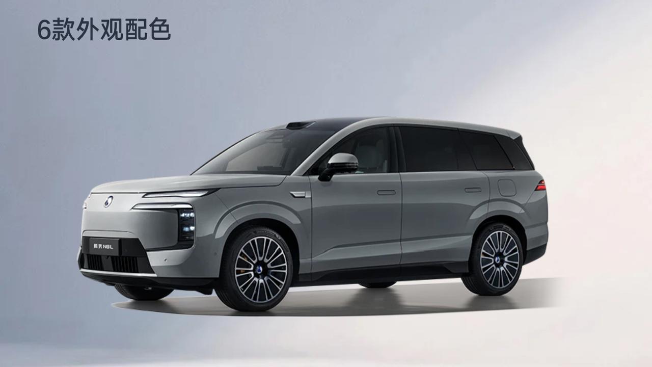 2025年9月26日，腾势N8L正式开启预售，推出尊荣型（31.98万元）和旗舰