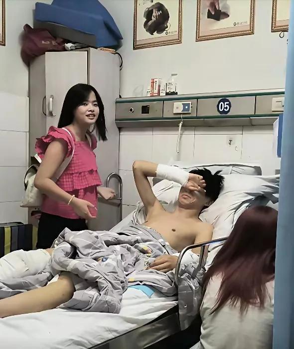 羡慕死我了，一男生扭伤了腿住院，没想到有一群女生来看望和照顾。我一了解，才知道