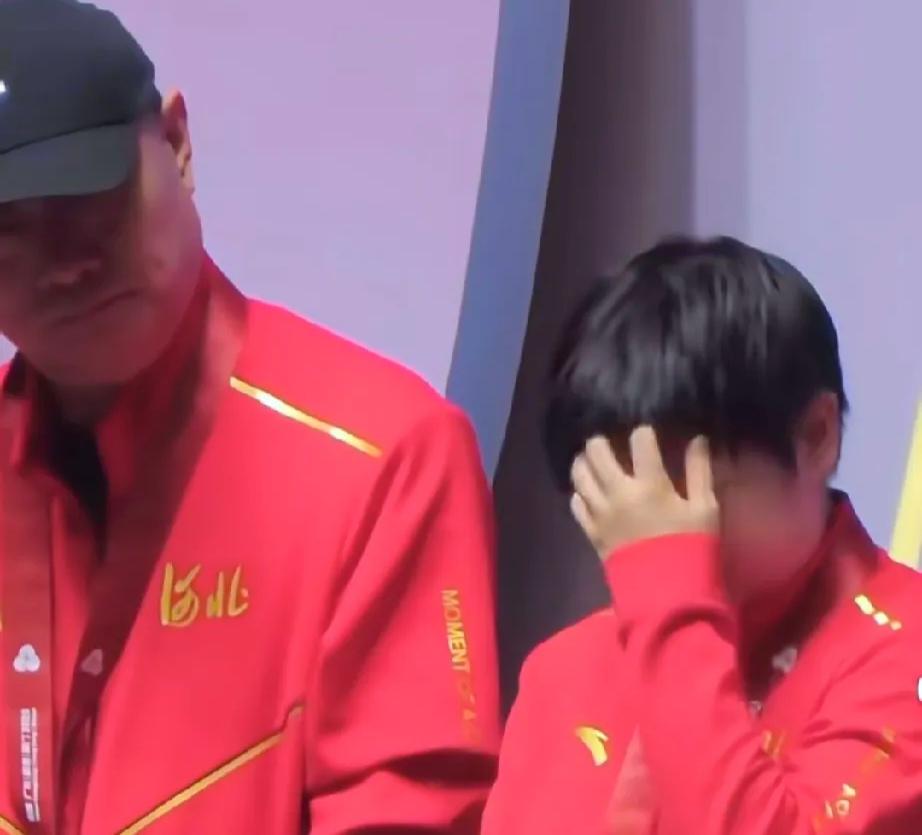 领奖台上小杨多次看向老孙小杨明明自己也压着情绪，却总忍不住歪头看莎莎，那眼神