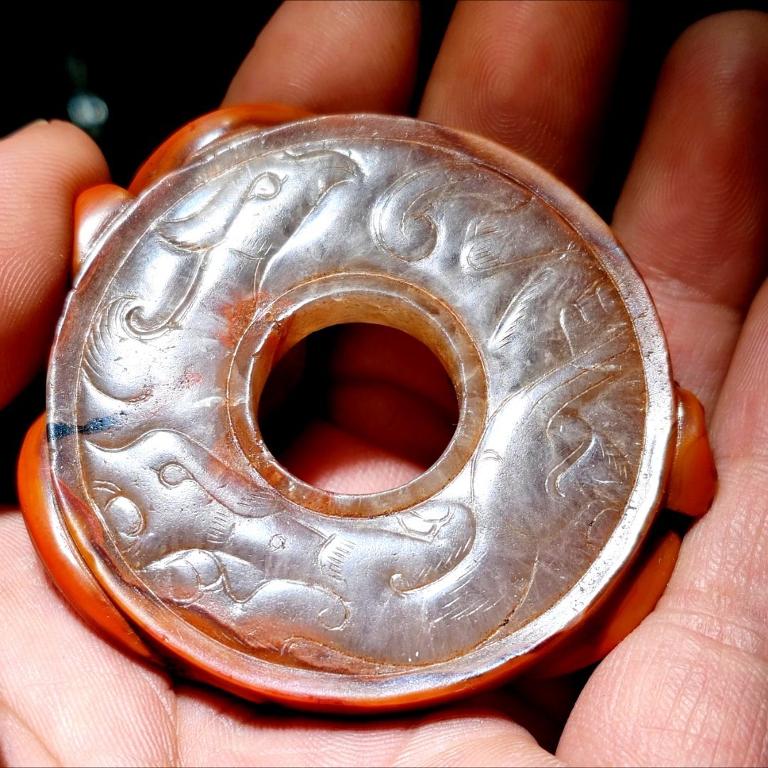 高古玉前面是；红色如牛血的螭龙，反面是；白色如丝缟的水晶，汉时匠人也懂的巧雕，