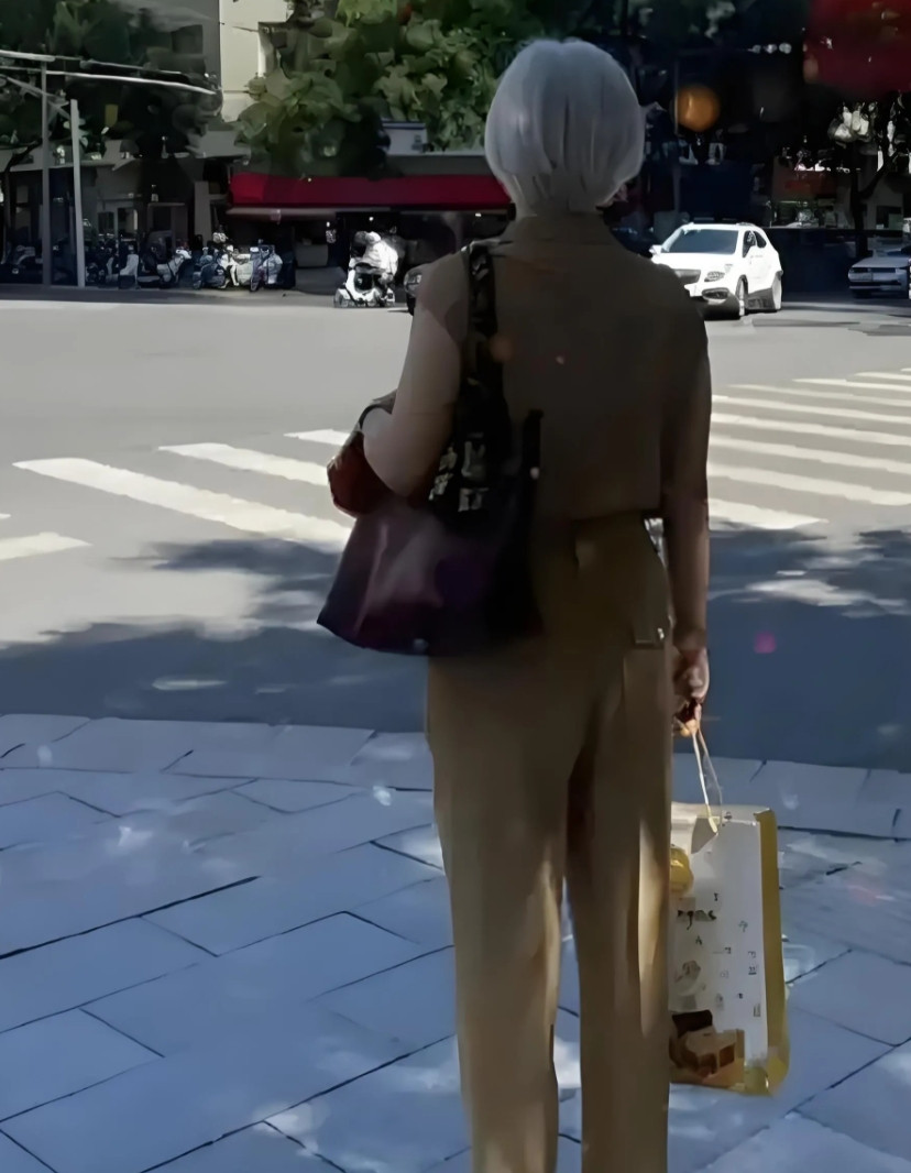 变了，老年人全变了现在走在大街上，随处可见很多50多岁的老大姐，有的头顶的头