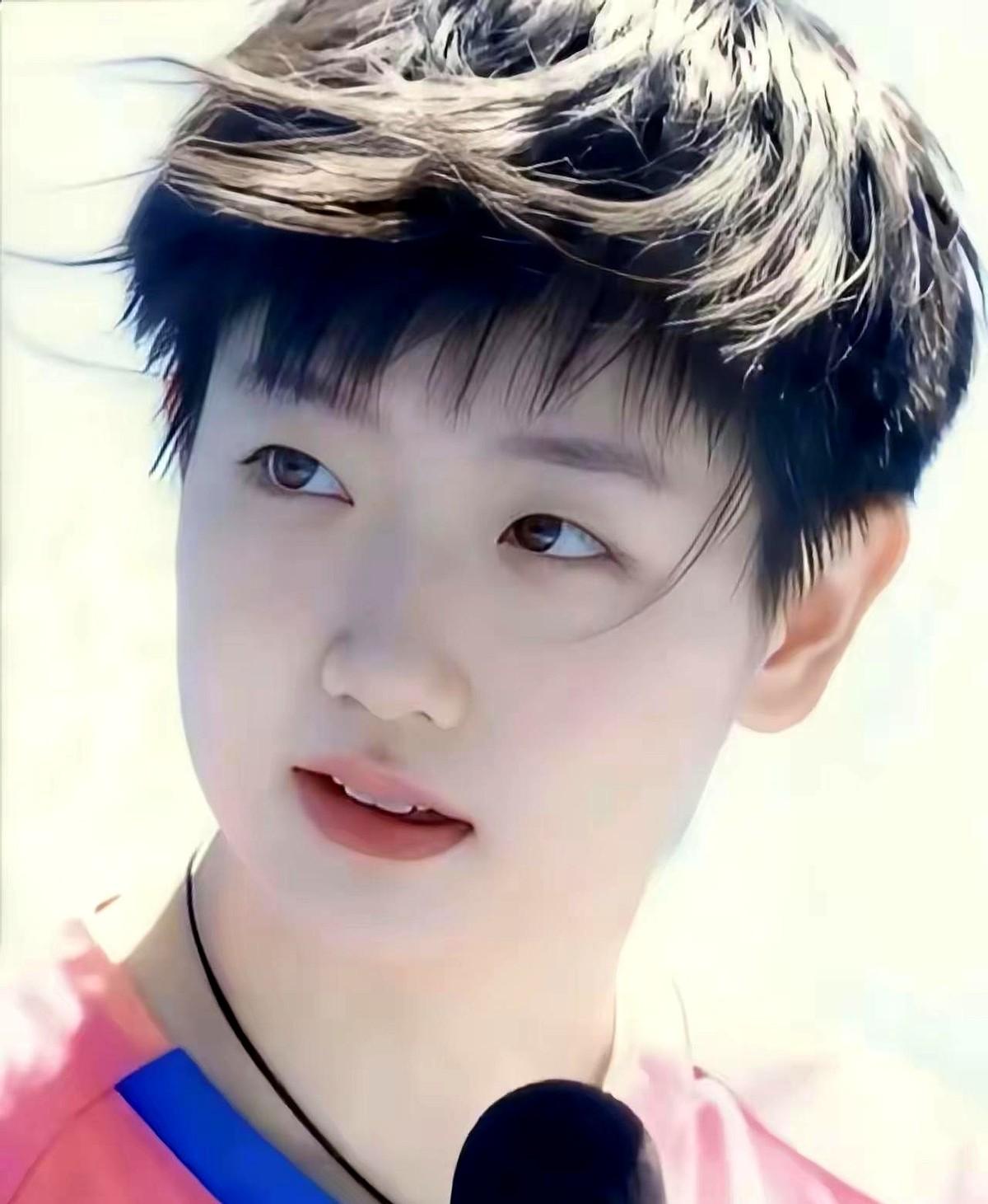 为什么那么多人爱孙颖莎？看完新加坡站这两幕，你就懂了。大满贯决赛对王曼昱，大