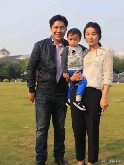 郭晶晶公公喝口奶茶，心满意足的笑了。元旦假期，郭晶晶背着帆布包和家