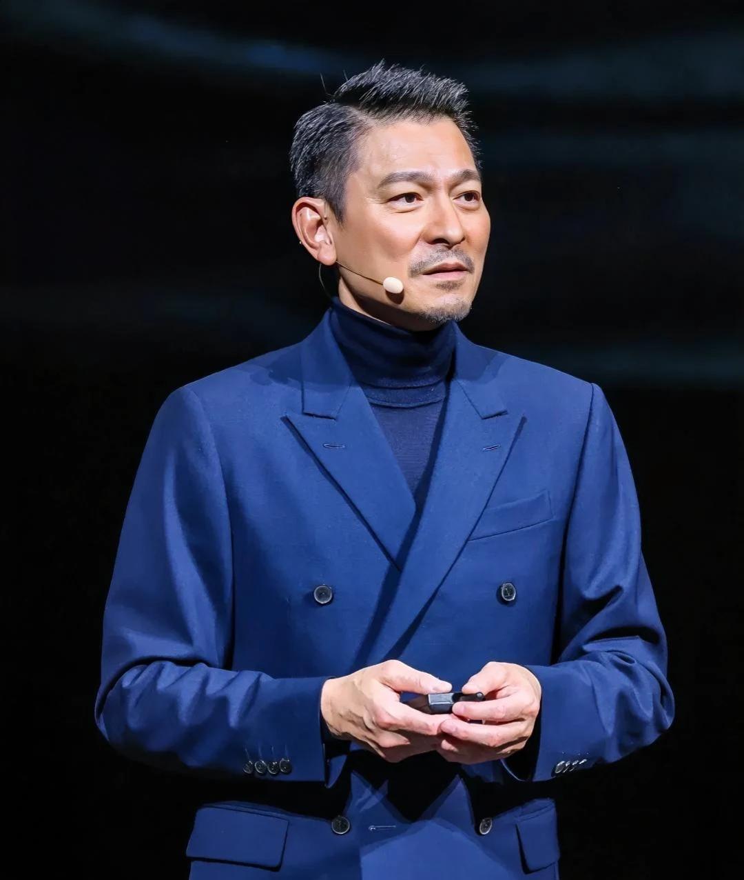 这个才是最真实的刘德华，他不再染发，留点胡须，虽然日渐迟暮，但是依然比实际年龄