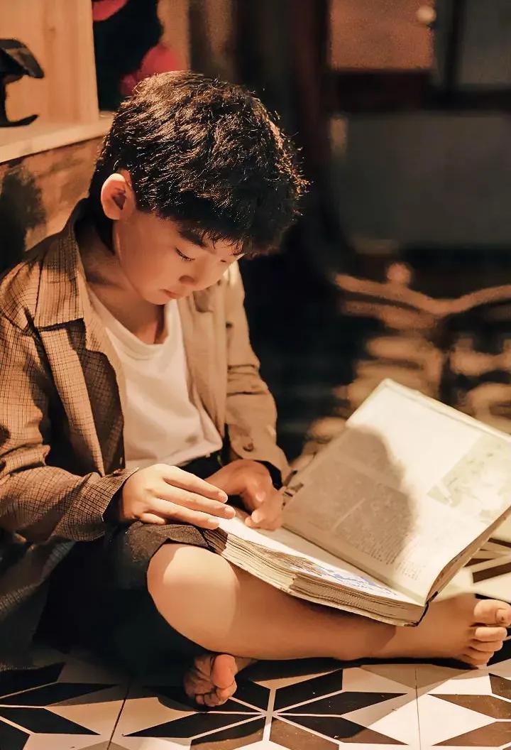 孩子翻完《毛选》，突然抬头问我：“爸爸，毛主席不会是穿越回来的吧？他怎么像在四维