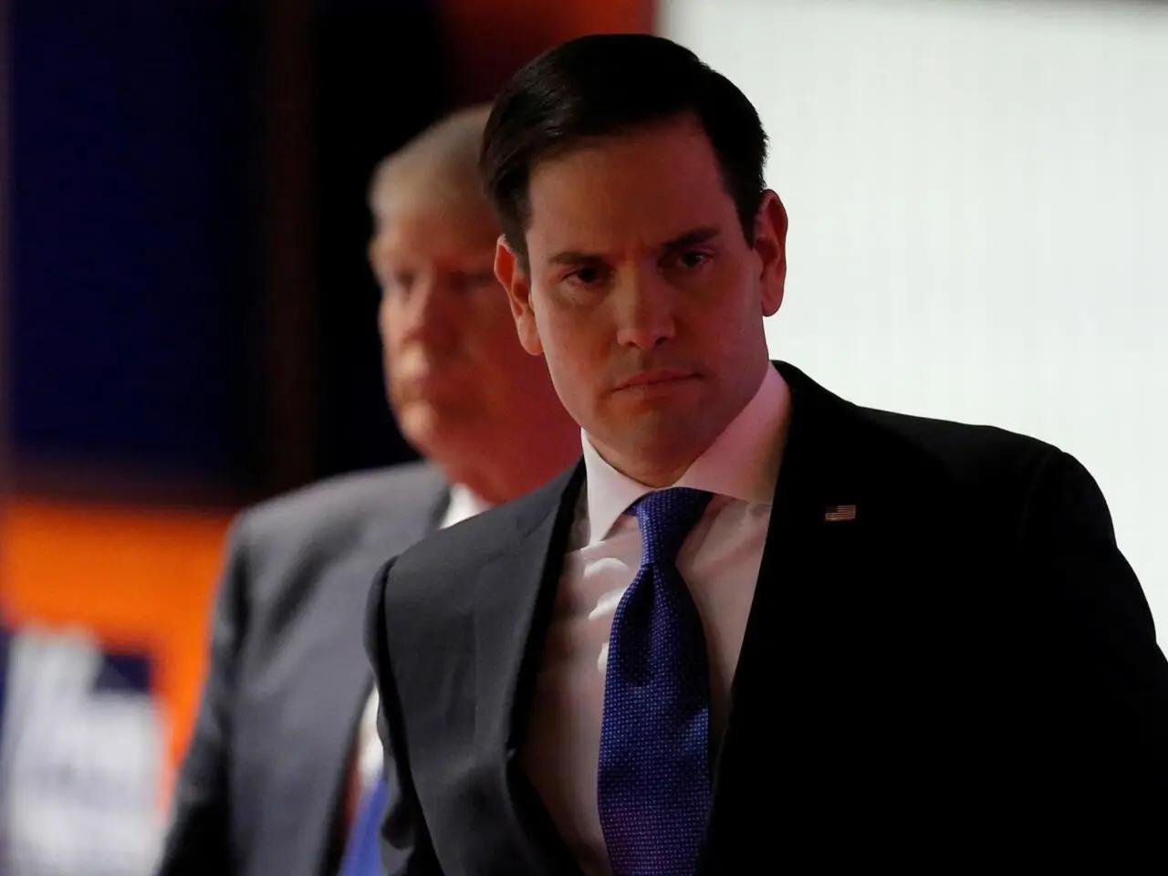 华盛顿拉响了防空警报！很多人以为这只是针对东方的贸易战。错了！真相是，卢比奥把枪