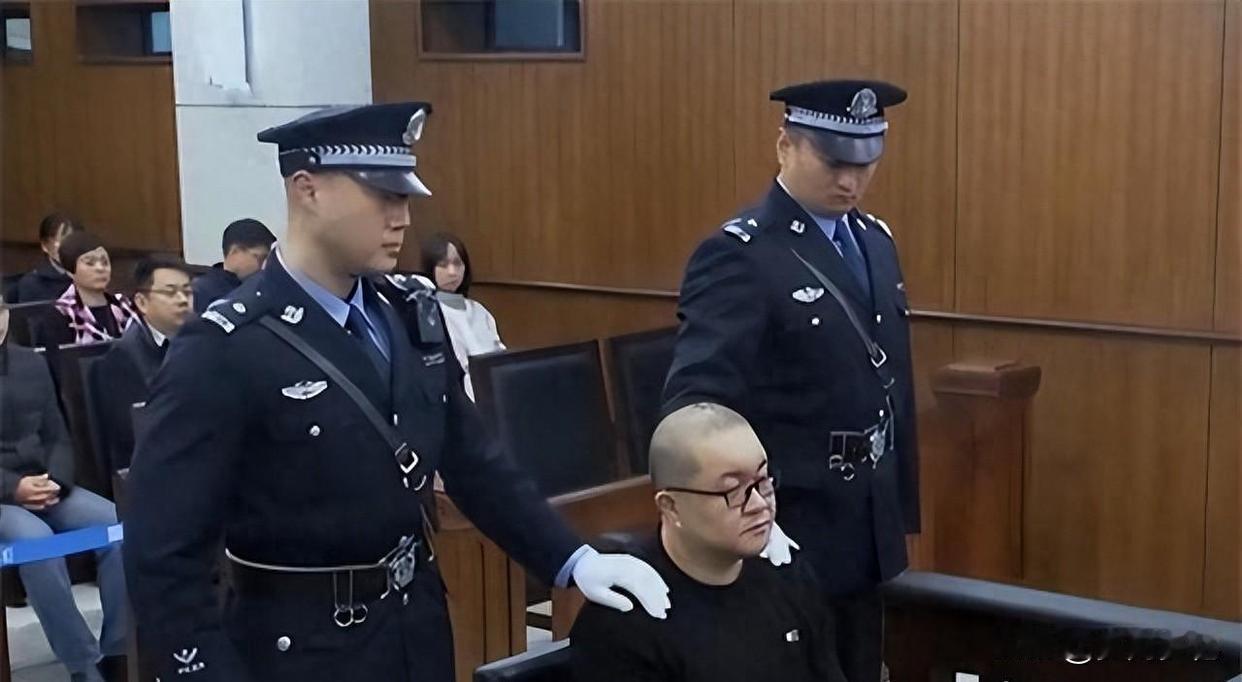 百余名官员深陷塌方式腐败，唯独他清白脱身！一句硬气话守住司法底线他是孙小果