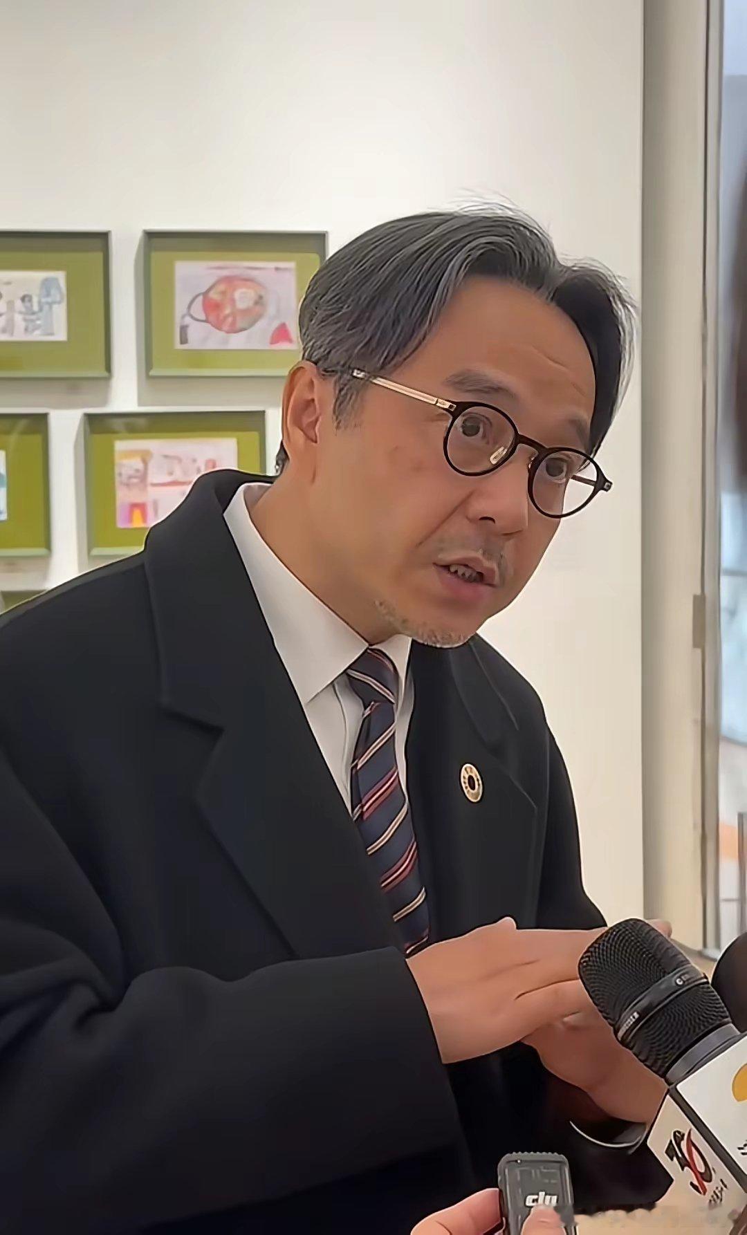 你可以说私底下的汪涵不注意形象，也可以说台上的汪涵喜欢装样子，但你绝对不可以质疑