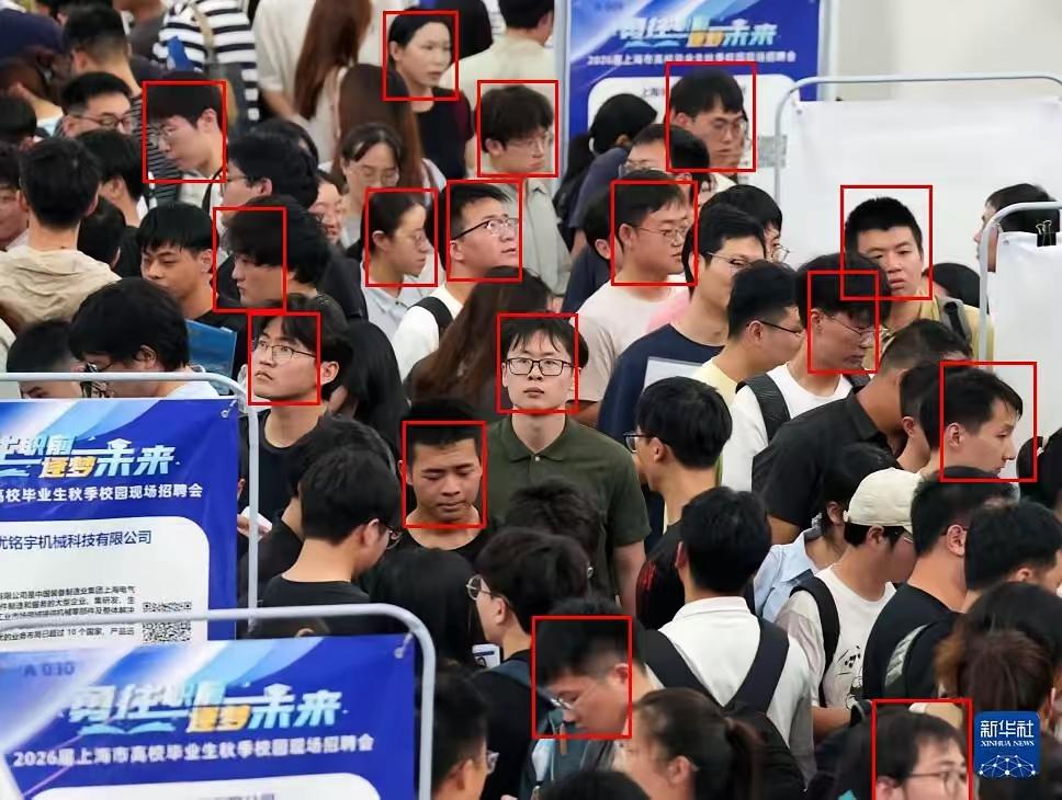 新华社拍的上海某重点高校秋季招聘会现场照，同学们表情都统一，充满了疲惫，没有笑容
