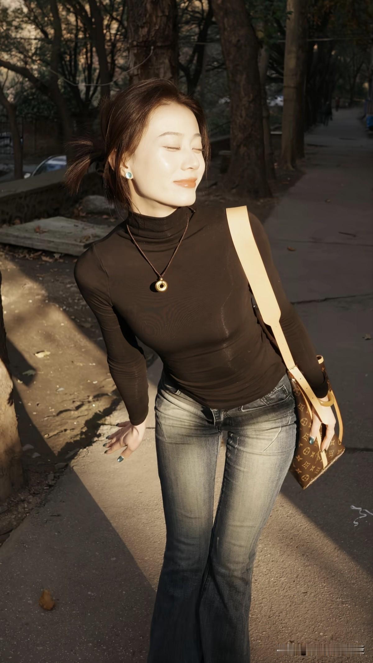 阳光，是大自然最慷慨的馈赠。清晨感受第一缕阳光照在脸上的感觉，那温暖驱散了夜晚残