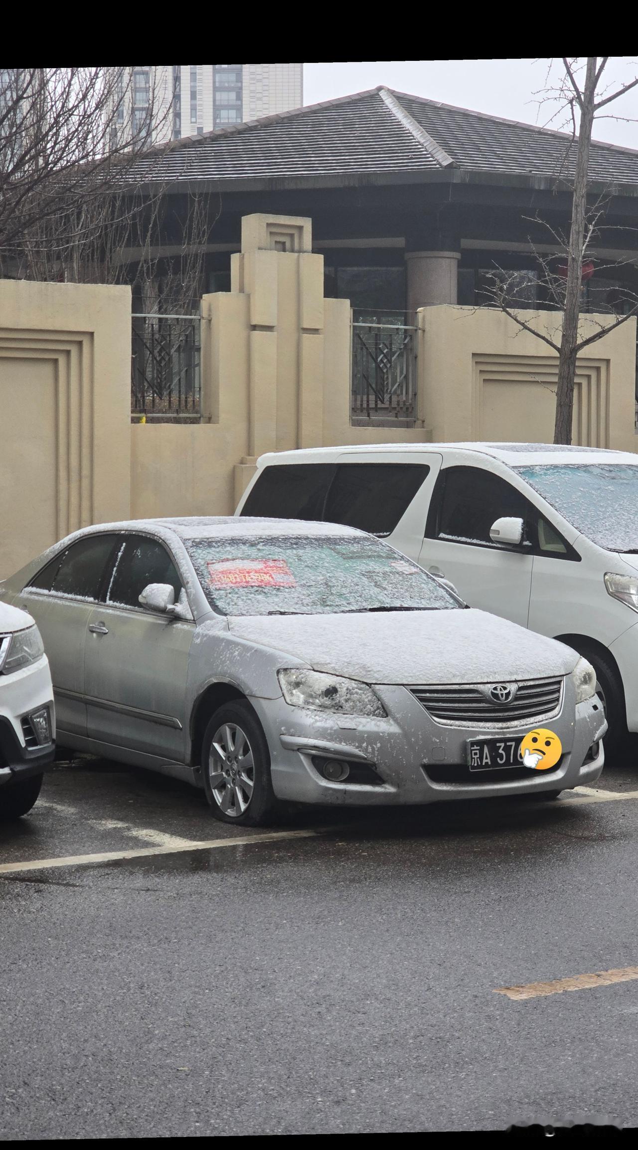很多北漂老外离开了被遗弃的黑牌车真可惜小区门口几辆僵尸车印象里被遗弃很多年了