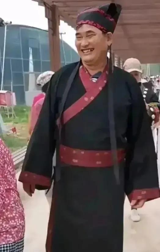 “大衣哥”朱之文不唱歌去拍电影了？还真别说，朱之文去什么角色都很像，长的朴实憨厚