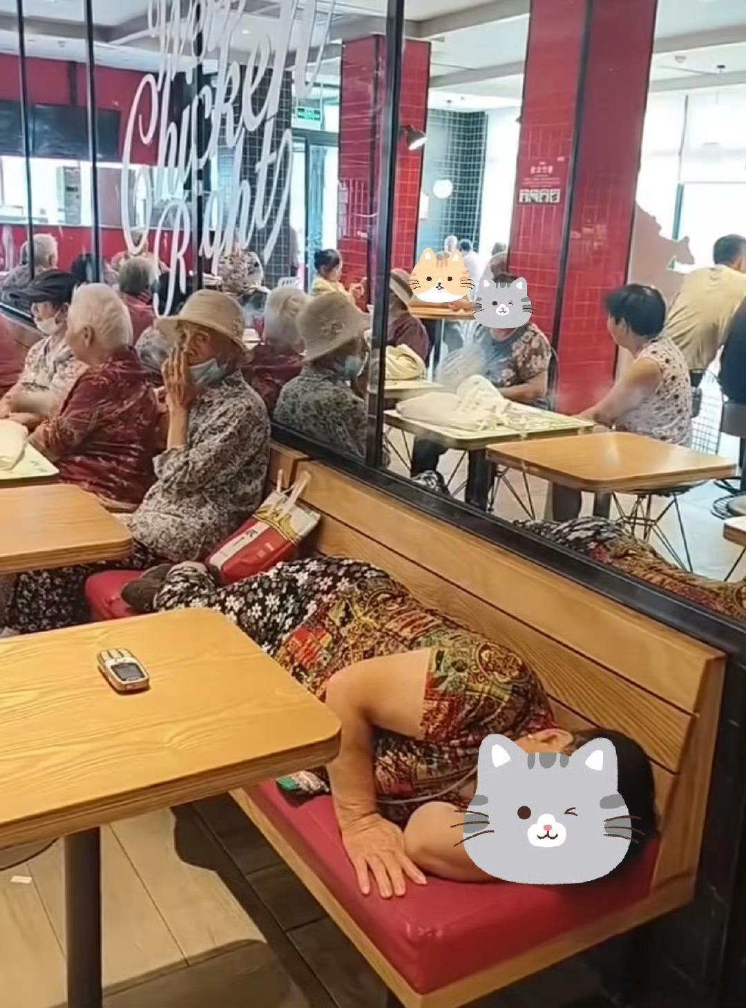 老人肯德基店内占座乘凉虽然KFC、M这些快餐店普遍比较友好不点餐坐一坐歇一歇也没