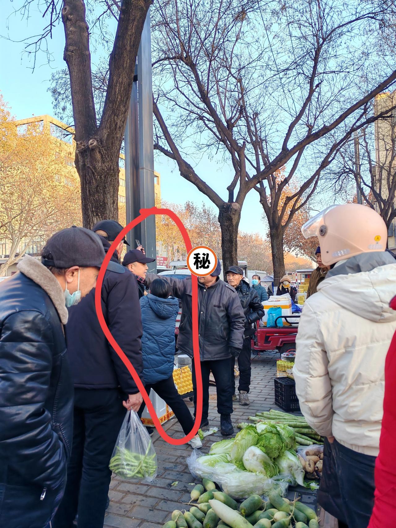 临近过年了，警惕小偷1月8日，今天早上我路过西安的一处市场看到这一幕，抓拍并记