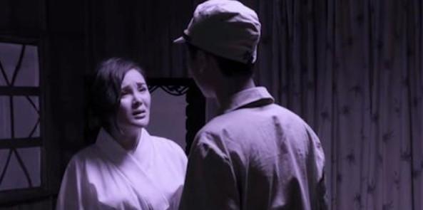 1940年，一个日本士兵在慰安所，正准备接受慰安妇的服务。可是，当他脱掉衣服后才