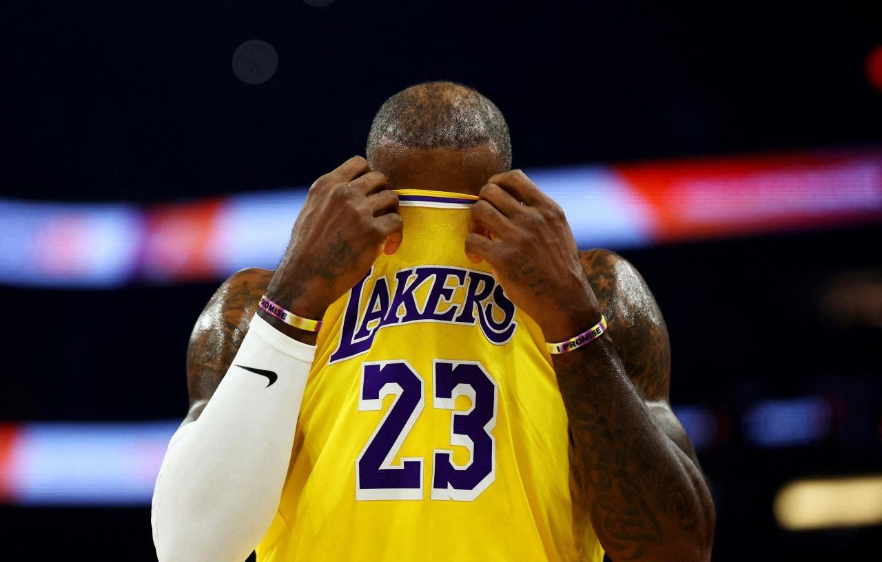 输球矛头指向詹姆斯，这是詹姆斯职业生涯第一次！湖人队记报道：湖人内部会议上，雷迪