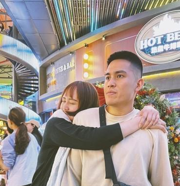 北京男篮球员陈盈骏妻子晒出了和丈夫在北京游玩的照片。陈盈骏和妻子在去年已经生下