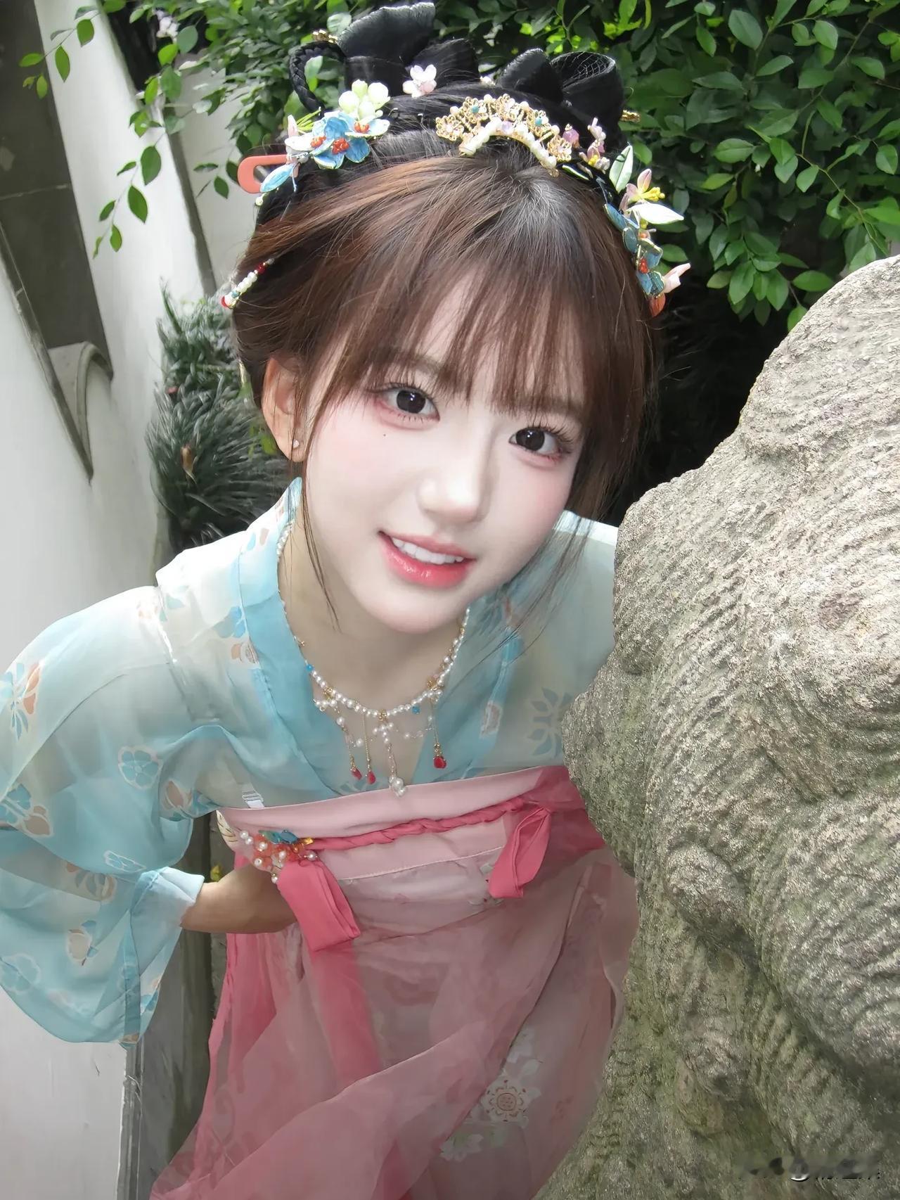 古风少女，花钿轻点，笑靥如花。