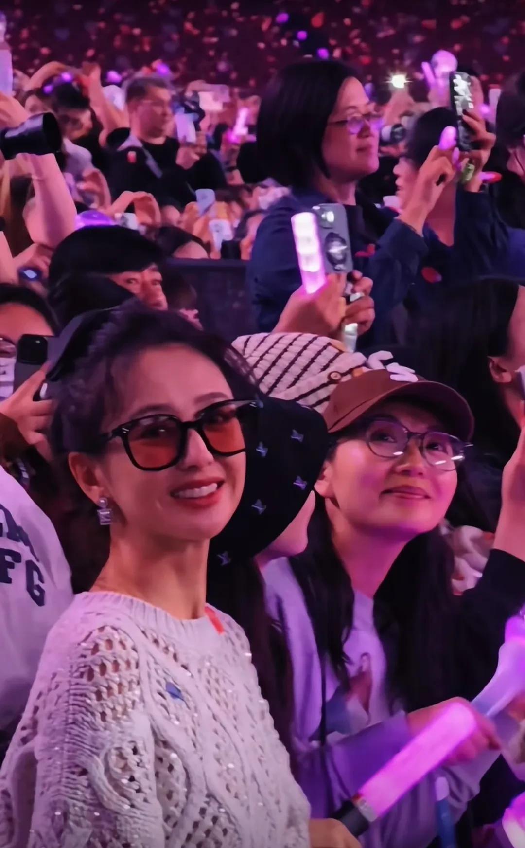 佟丽娅去看张杰演唱会，这回眸一笑的瞬间实在是太亮眼了！身穿白色针织衫，戴着眼镜