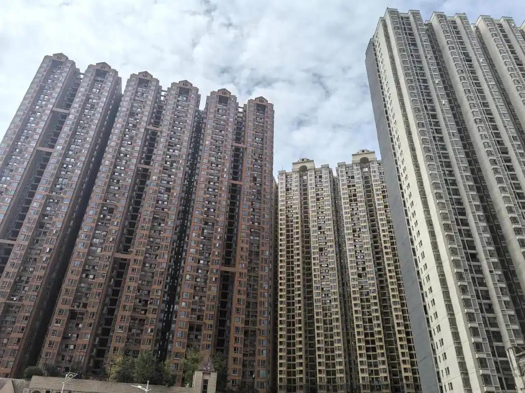 感觉那些大高层不好卖未来这些大高层就是“贫民窟”电梯经常坏，维修成本高住在