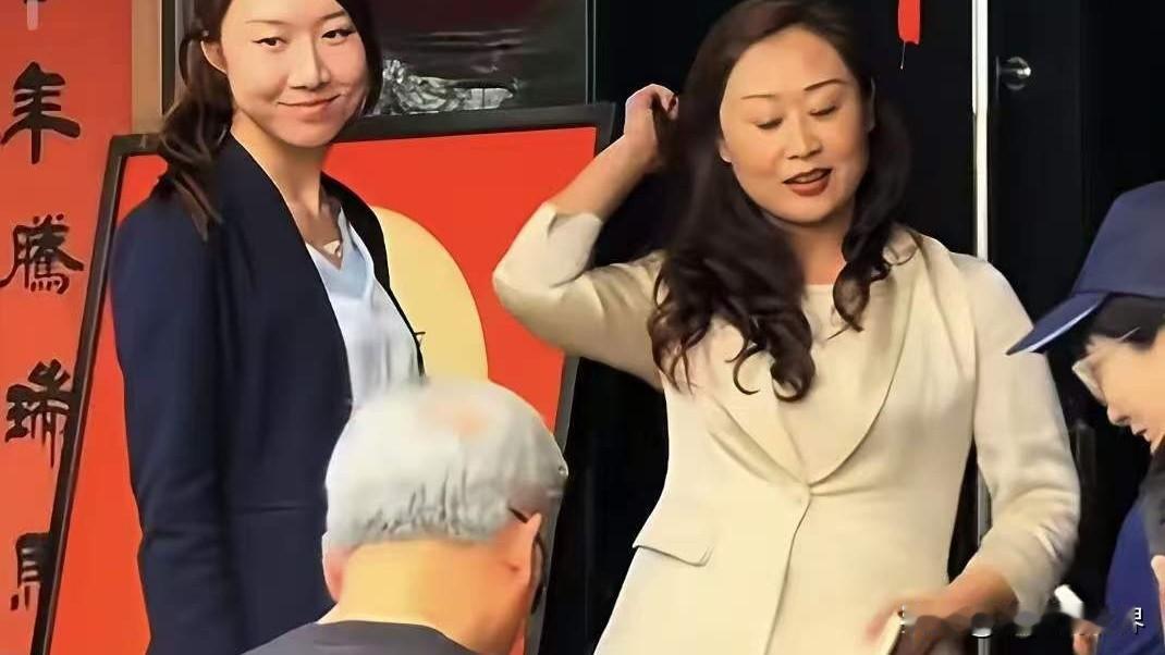 黄仁勋在北京庆云楼吃饭，老板娘的脑子真灵光，全程亲自服务黄仁勋用餐，最后顺理成章