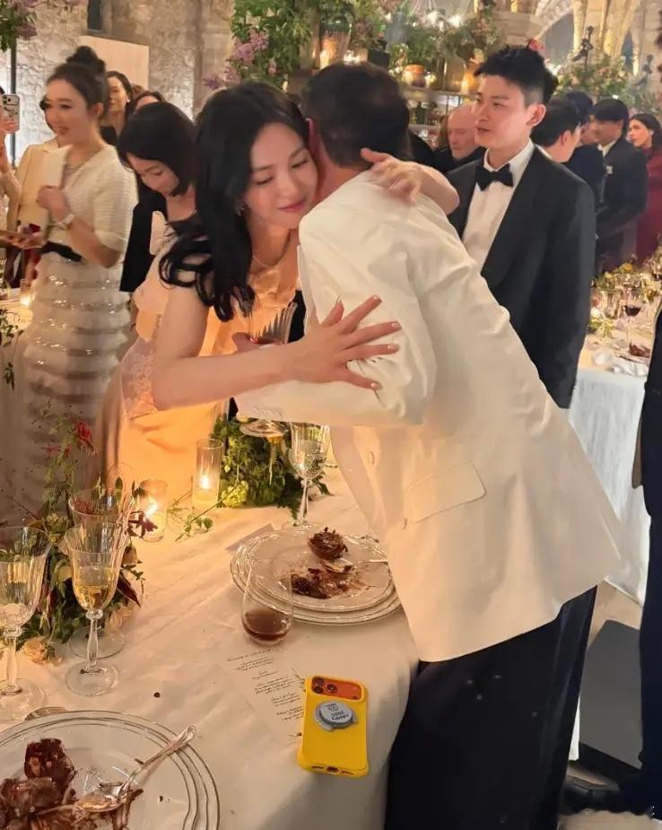 刘冲晒与宋慧乔拥抱时的合照，他配文道：“克制低调的奢华，我很喜欢Chaumet。