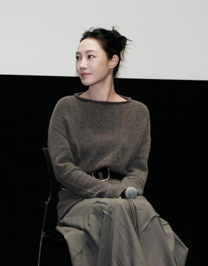 白百何的极简风穿搭太适合普通人抄作业！灰调毛衣+同色系半裙，宽腰带瞬间拉高腰线