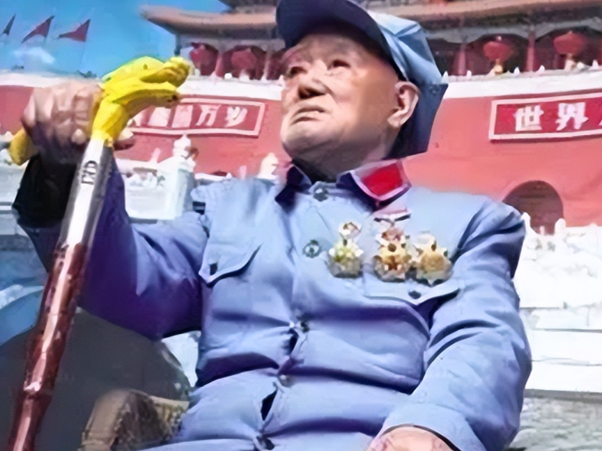 1940年，刘洪才伪装成日军外出侦察，回来路上遇到五名民兵。刘洪才上前主动与几人