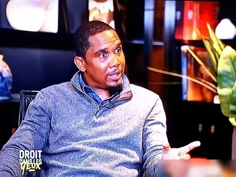 埃托奥一句话，撕开了足坛最大的“人情世故”遮羞布。记者说“你陪梅西踢球”，他立