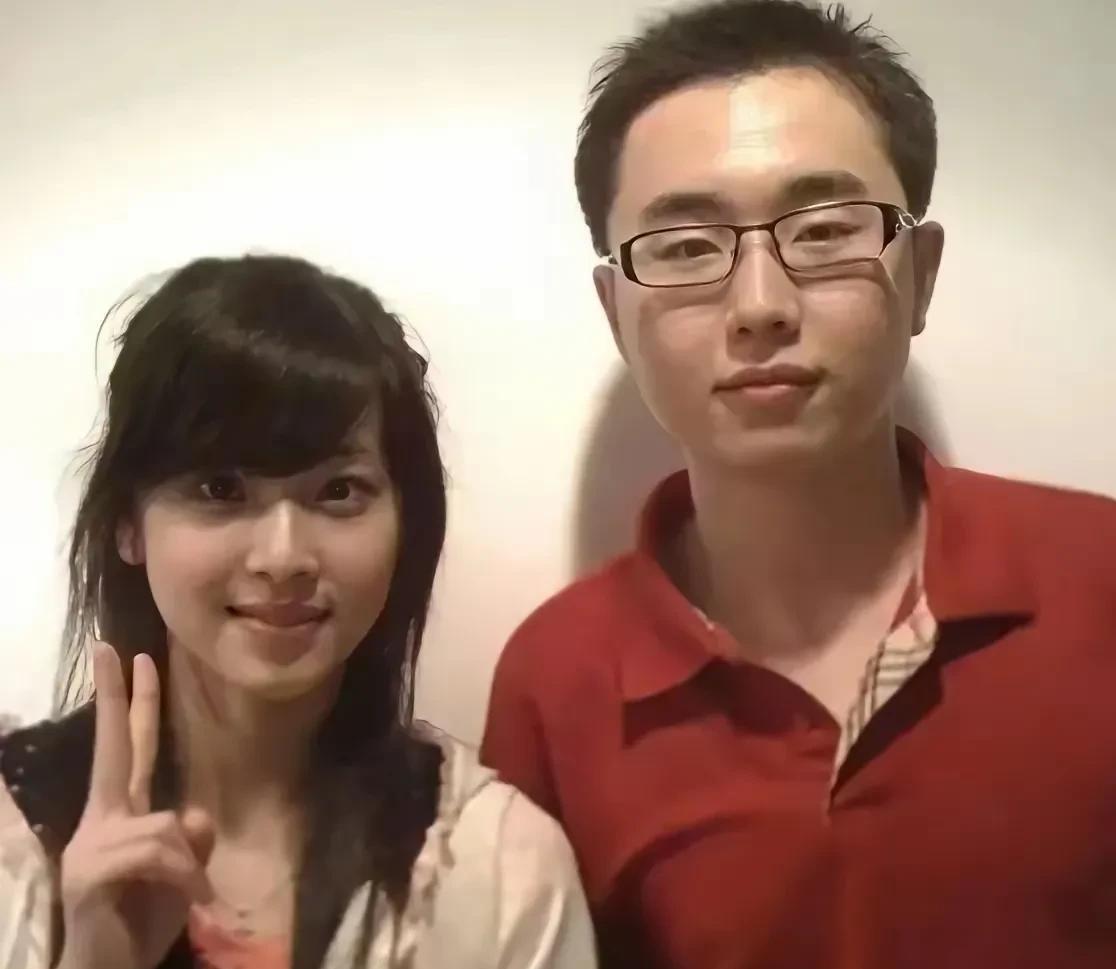 这是2010年在南京外国语学校，章泽天与一名男学生的合影照，这名男学生才华出众，