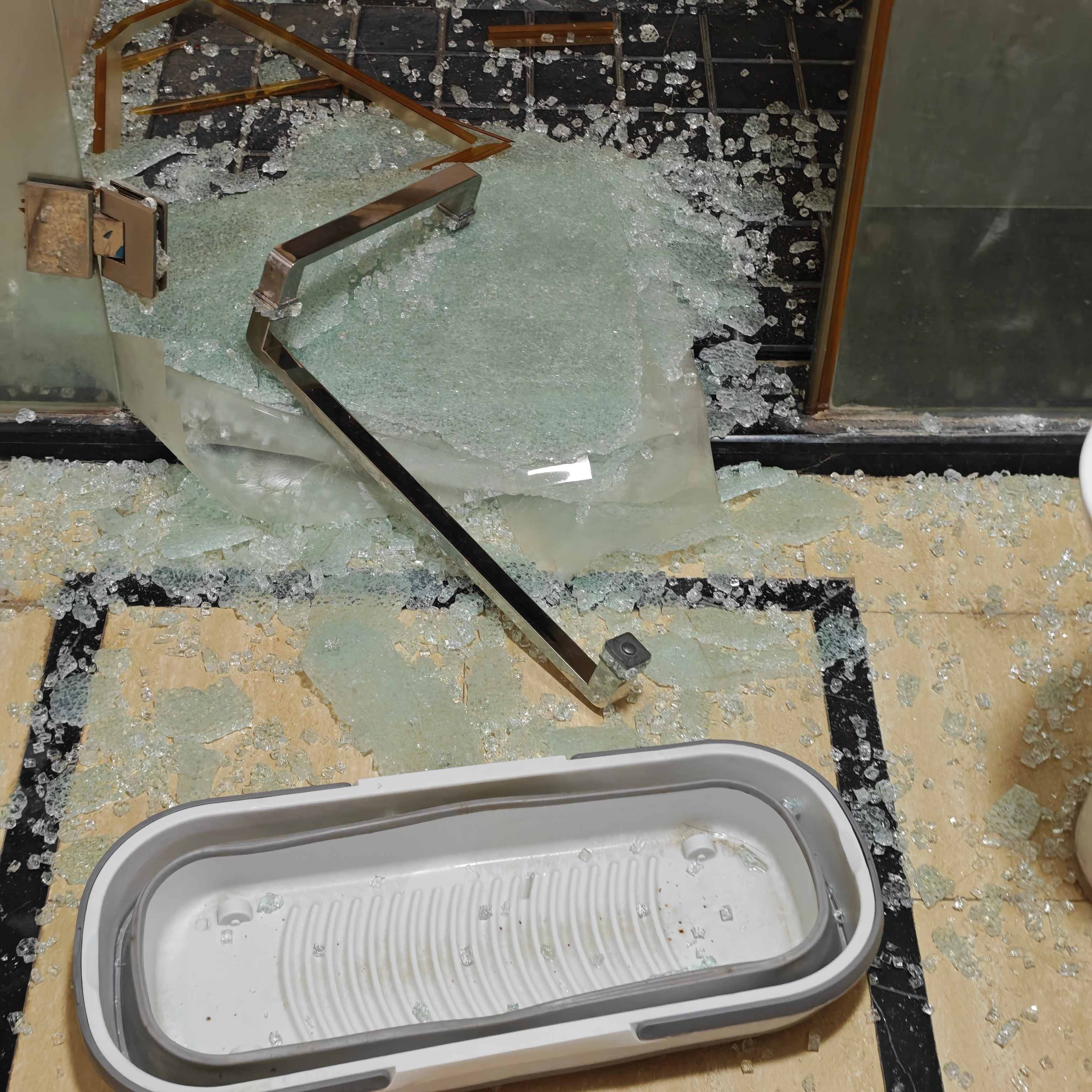 建议你还是别装玻璃浴室门，就算有，一定要防爆贴​​​