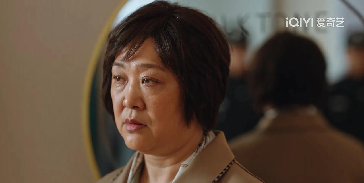 《利剑玫瑰》这个女人穿金戴银，在高档会所做美容，买金银首饰出手就是三万块现金。谁