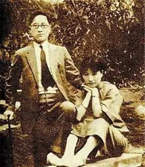 1931年11月，徐志摩在上海准备登机北上，临行前一夜，他拖着疲惫的身子回到家中