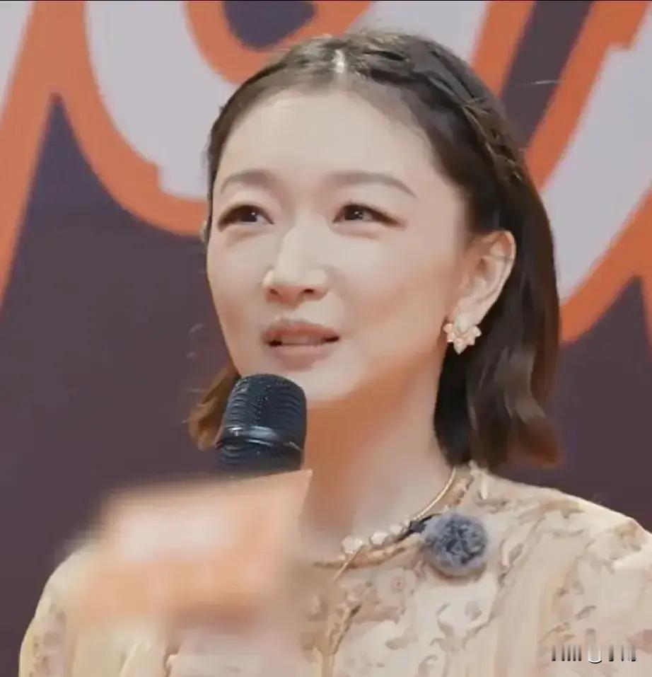 杜海涛在后台直接问周冬雨是不是整了眼睛，周冬雨当场拆招。她摘下美瞳，用镊子夹